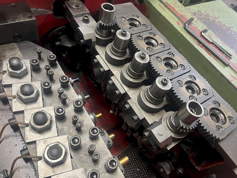 Dah-Lian Model NF 17B-6S Six Die Nut Forming Machine