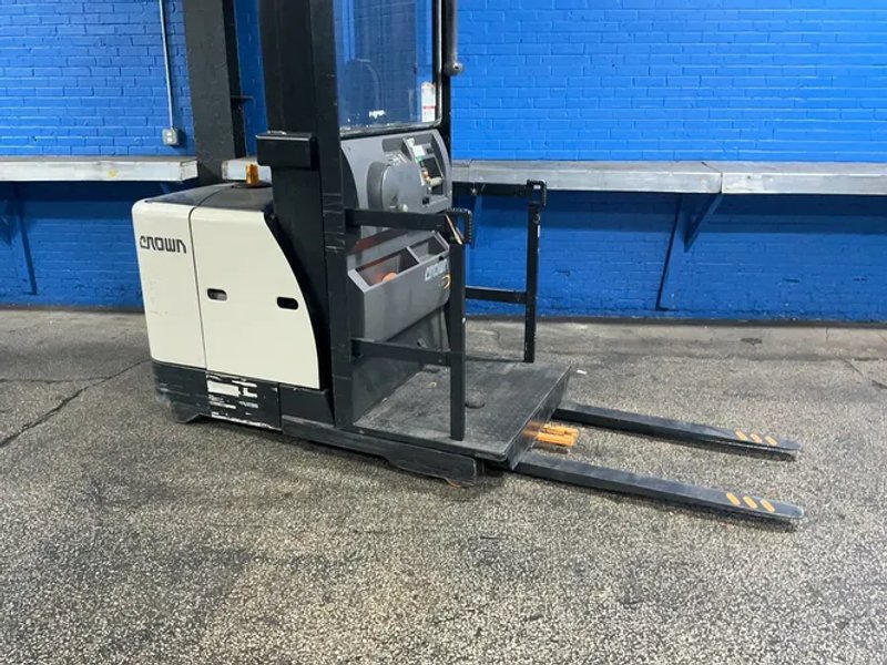 Crown 3000 Lbs Electric Order Picker - Sp3520-30