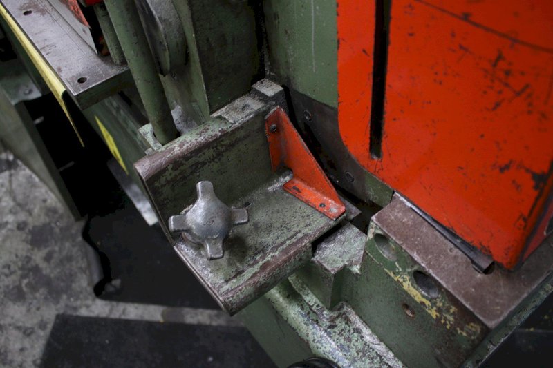4" X 4" X 3/8" METAL MUNCHER HYDRAULIC IRONWORKER:  STOCK #75682