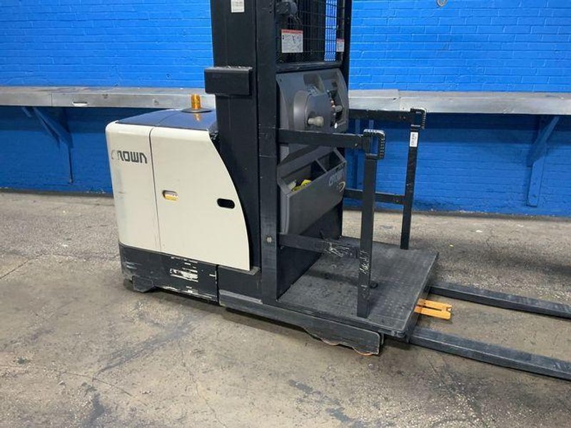 Crown 3000 Lbs Electric Order Picker - Sp3520-30