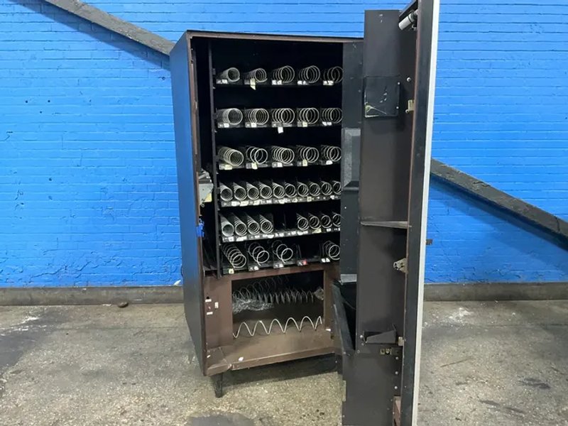 National Vendors Vending Machine  - Snacktron I