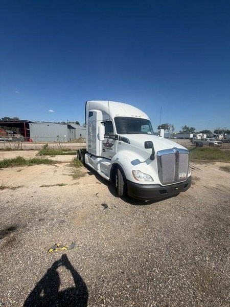 Kenworth T680 Sleeper Semi Truck, 2020 – 758,000 Miles,