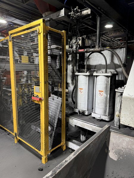 2023 Sinto model FDNX-I left hand automatic molding machine s/n 22609749010, with hydraulic system , controls, approx. mold count 401,180, feed belt conveyor with drive