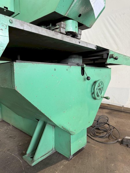 STRIPPIT SUPER 30/40 40-TON SINGLE STATION PUNCH PRESS W/ TOOLING INCLUDED. STOCK # 0774325