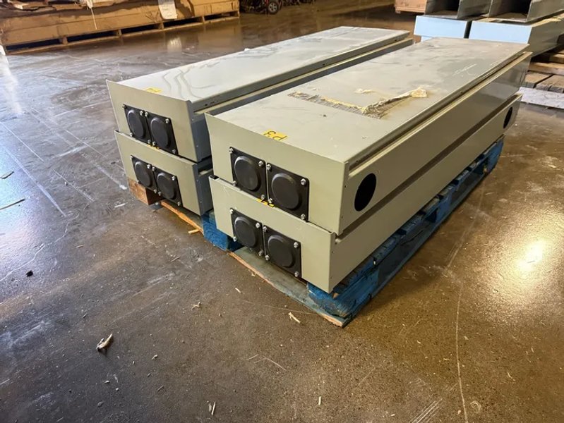 EATON PUB52881 400 AMP Main Breaker Load Center USED