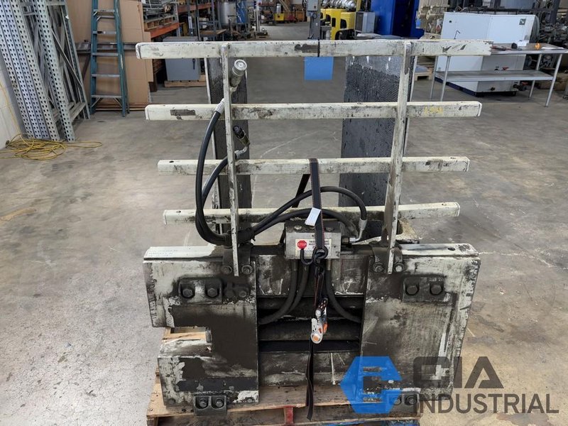 2,500 LB. CASCADE MODEL 25D-CCS-35AR1 HYDRAULIC CARTON CLAMP ATTACHMENT