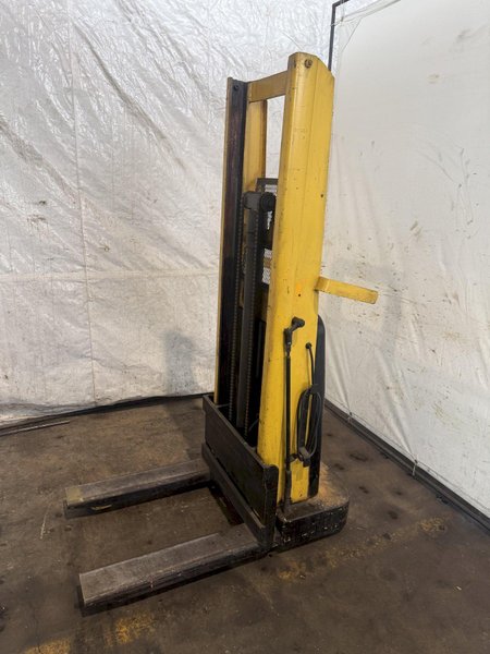 BIG JOE 2018-R7 ELECTRIC WALK-BEHIND LIFT. STOCK # 0430026