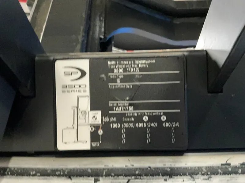 Crown 3000 Lbs Electric Order Picker - Sp3520-30