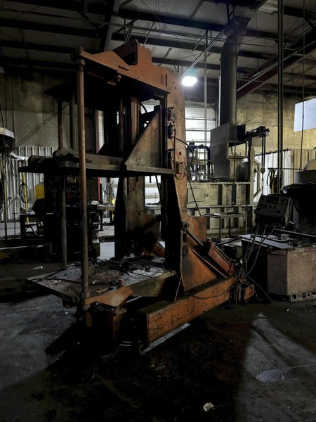 Hall model 3Hs molding machine 32" x 42" front platen, 28x42 rear platen, s/n 307589, controls and tie bars, no hydraulics, top front and rear extension