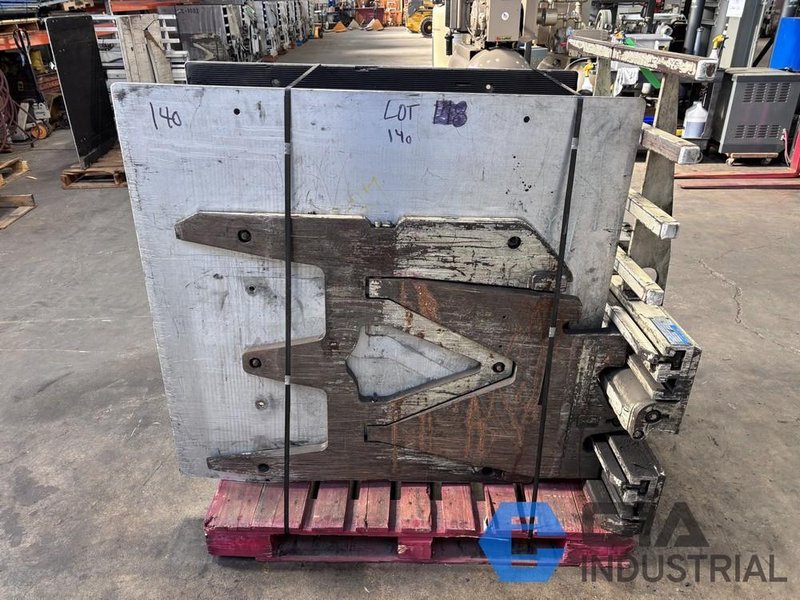 2,500 LB. CASCADE MODEL 25D-CCB-145 HYDRAULIC CARTON CLAMP
