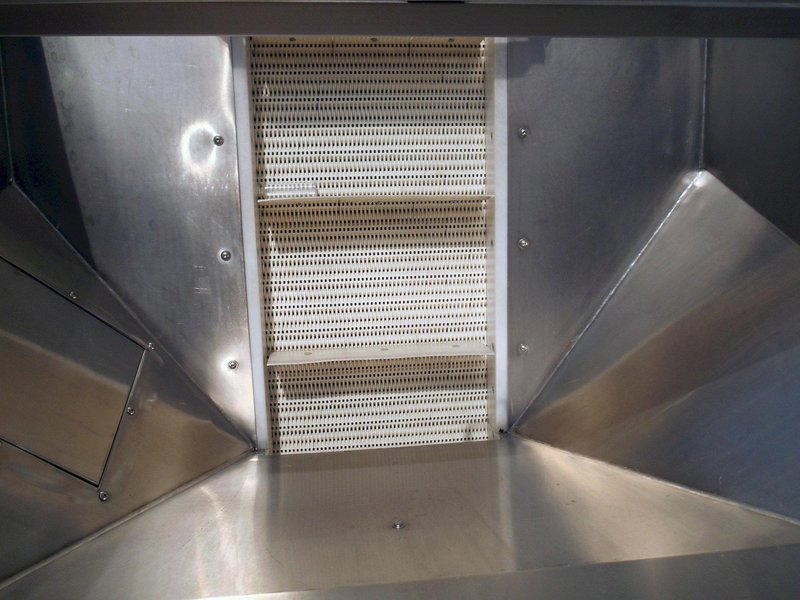 New England Machinery | S.S. Bottle Unscrambler w/ S.S Incline Conveyor