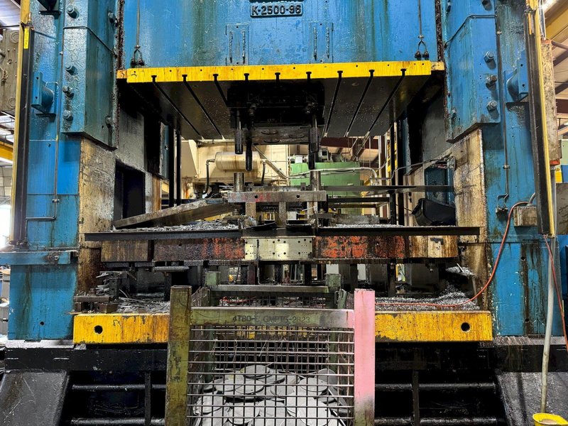 500 TON CLEARING K-2500-96 STRAIGHT SIDE TWO POINT PRESS. STOCK # 0682924