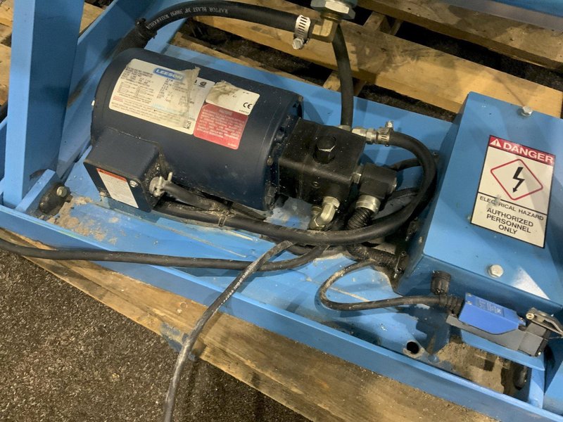 3,000 LBS RTMX-30 HYDRAULIC SCISSOR LIFT TABLE: STOCK #80823