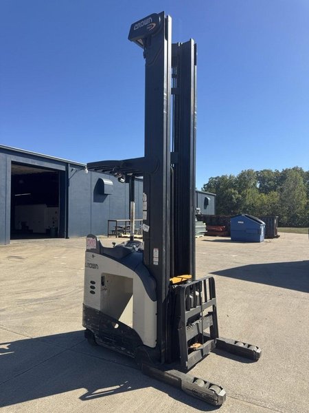 Crown RD5725-32 Electric Double Deep Reach Truck Forklift, 2022 – 3,200 LB Capacity, 36V Stand-Up Narrow Aisle (10)