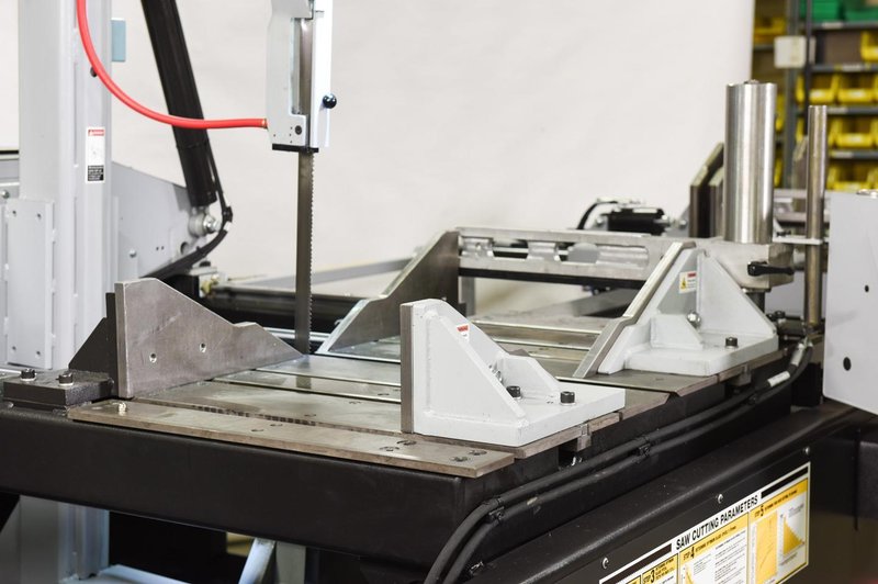 NEW - 18"H x 22"W HYD-MECH V-18APC-60 AUTOMATIC VERTICAL TILT FRAME BAND SAW