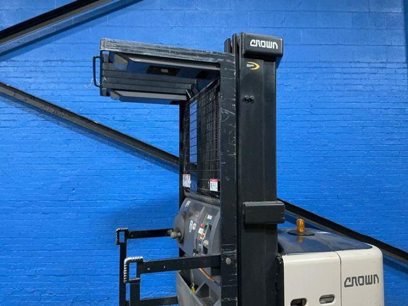 Crown 3000 Lbs Electric Order Picker - Sp3510-30