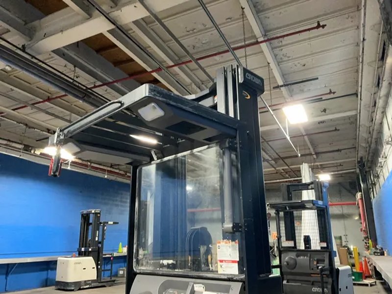 Crown 3000 Lbs Electric Order Picker - Sp3520-30