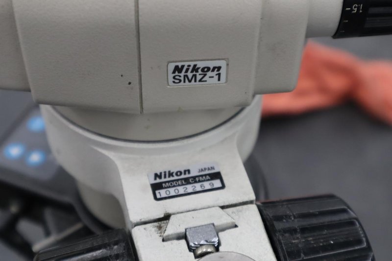 Nikon SMZ-1 Stereo Zoom Microscope w RIng Light, 10X/20 Eyepiece Lenses, .7-3X Zoom- Auction Item