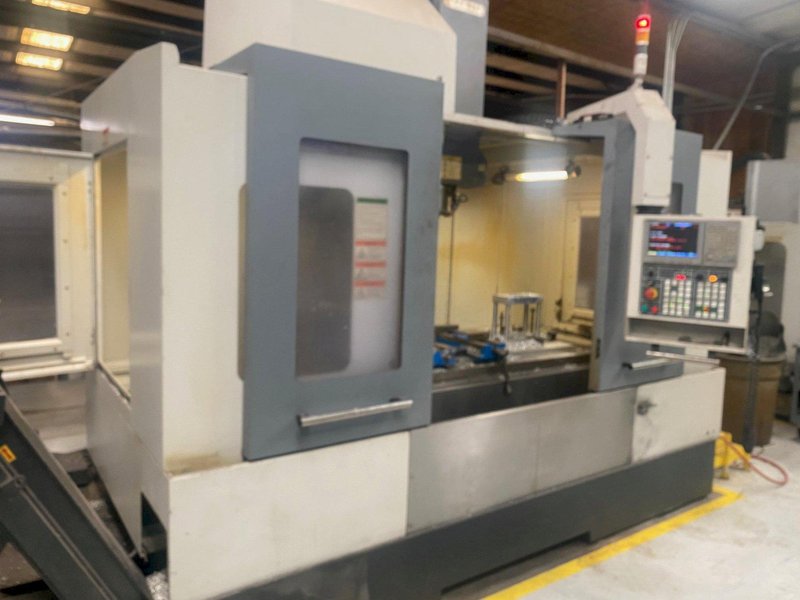 Akira Seiki Performa HV5.5A VMC, 2015 – Chip Conveyor, Mi645 Control