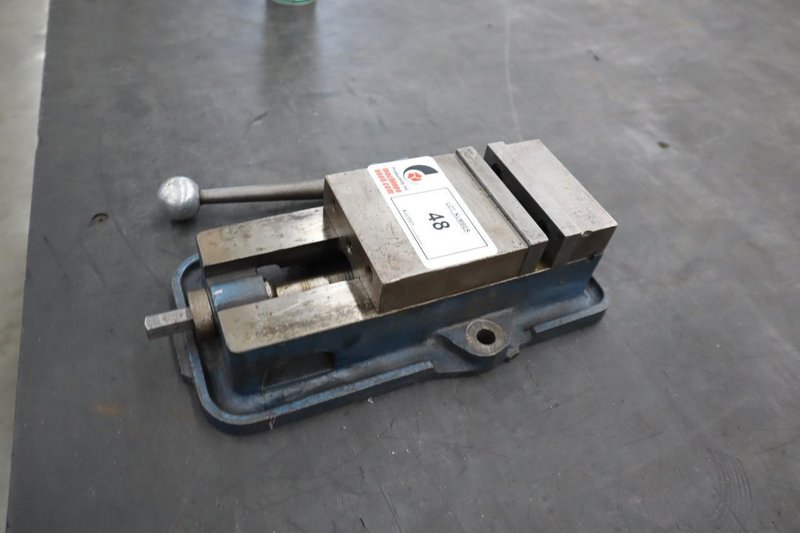 Kurt D-40 4" Machine Vise, Steel Jaws, Handle- Auction Item
