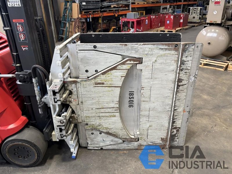 2018 - 2,500 LB. CASCADE MODEL 25D35065 ROTATING HYDRAULIC CARTON CLAMP ATTACHMENT