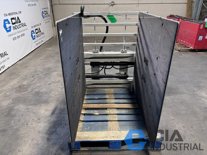 2022 - 2,640 LB. CASCADE MODEL 14F-CCB-2A-99923 HYDRAULIC CARTON CLAMP
