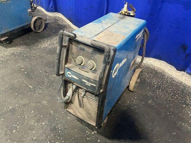 Miller 200 Amp Welder - Millermatic 252