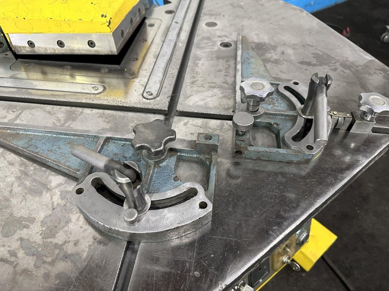 8-5/8" x 8-5/8" AMADA CS-220 HYDRAULIC NOTCHER: STOCK #77213