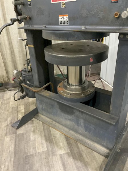 150 TON DAKE MODEL 933587 AIR-POWERED HYDRAULIC TIRE PRESS: STOCK #81587
