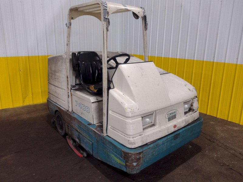 TENNANT 2400 FLOOR SCRUBBER: STOCK #18641