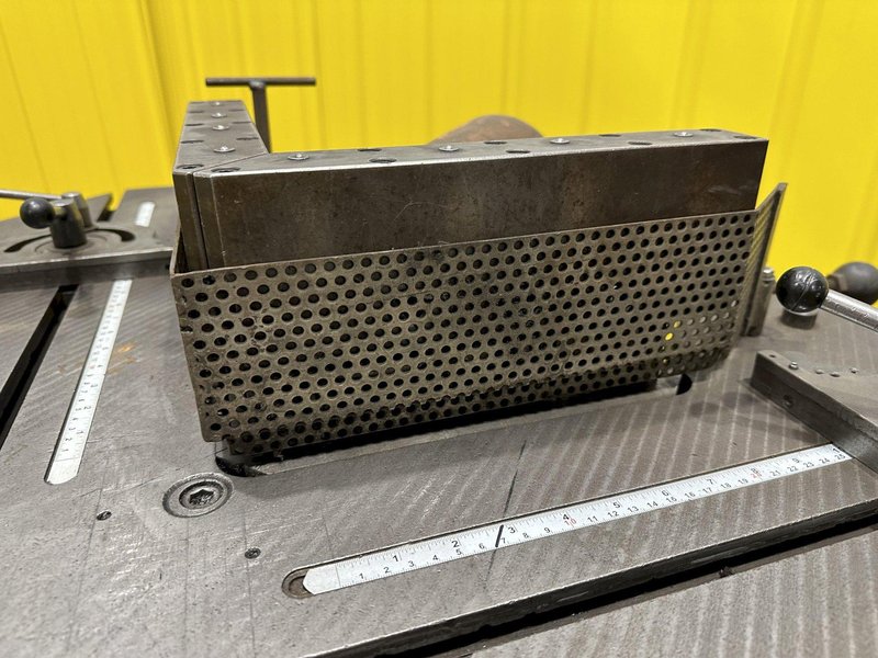 9" x 9" x 3/16" COMACA HYDRAUIC CORNER NOTCHER 6239: STOCK #19040