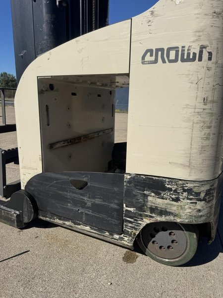 Crown RD5725-32 Electric Double Deep Reach Truck Forklift, 2022 – 3,200 LB Capacity, 36V Stand-Up Narrow Aisle (5)