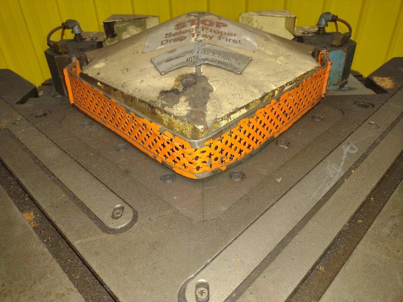 8" X 8" X 1/8" AMADA MODEL #CSW-220 DUAL HEAD CORNER NOTCHER &amp; COPER: STOCK #10339