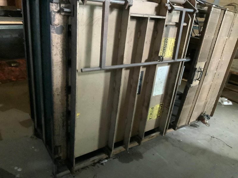 48" X 30" VALUE-LINE MODEL #KXD-48 HYDRAULIC VERTICAL BALER. STOCK # 1263122