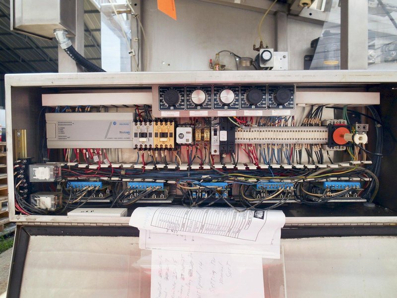 New England Machinery | S.S. Bottle Unscrambler w/ S.S Incline Conveyor