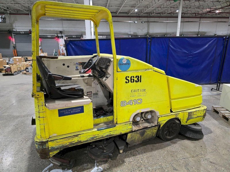 TENNANT 8410 LP FLOOR SCRUBBER USED