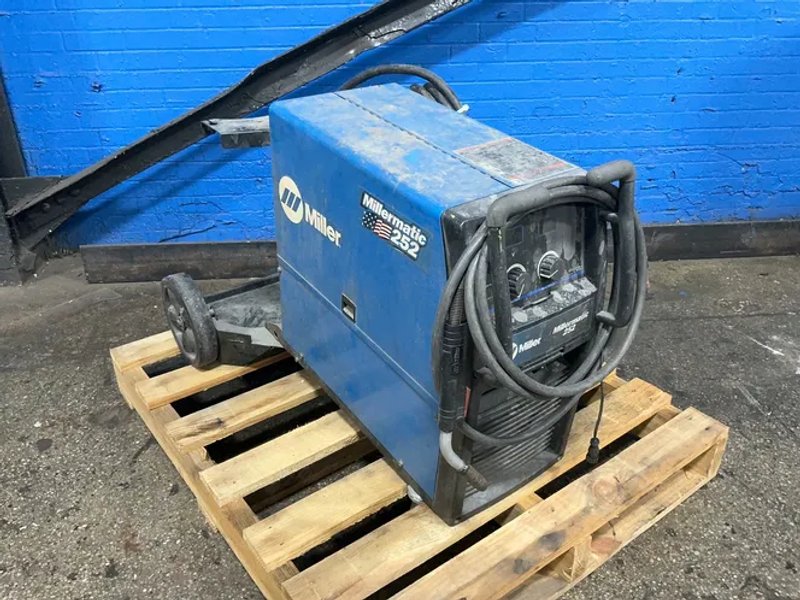 Miller  200 A Welder  - Millermatic 252