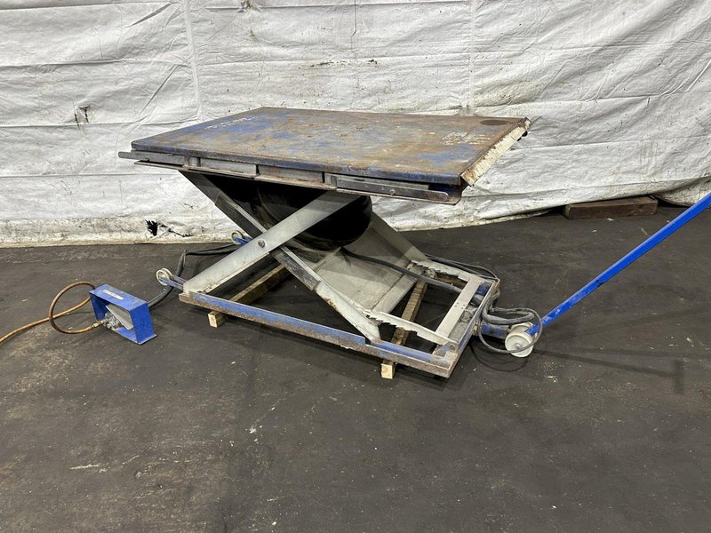 6000 LB CHISUM PNEUMATIC PLATFORM LIFT: STOCK #77682