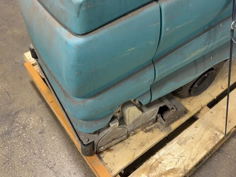 Tennant 28” Floor Scrubber  - 5700
