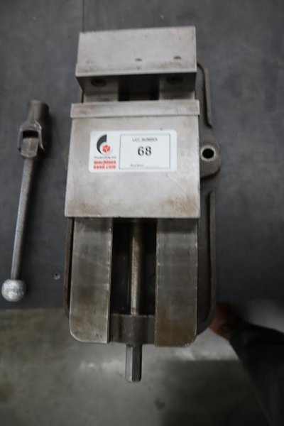 Kurt D-675 6" Machine Vise Steel Jaws, Handle- Auction Item