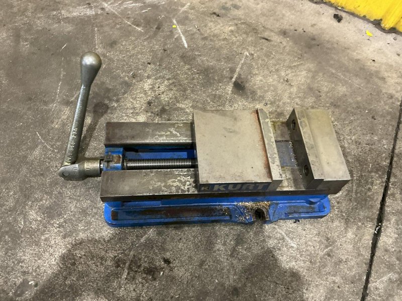 6" KURT MODEL #D688 ANGLOCK PRECISION MANUAL MACHINE VISE: YOBRO #26510