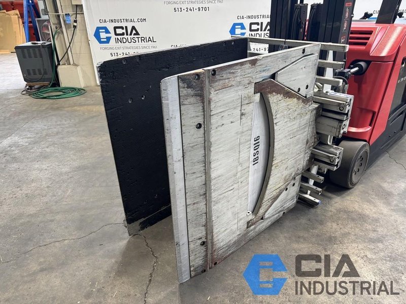 2018 - 2,500 LB. CASCADE MODEL 25D35065 ROTATING HYDRAULIC CARTON CLAMP ATTACHMENT