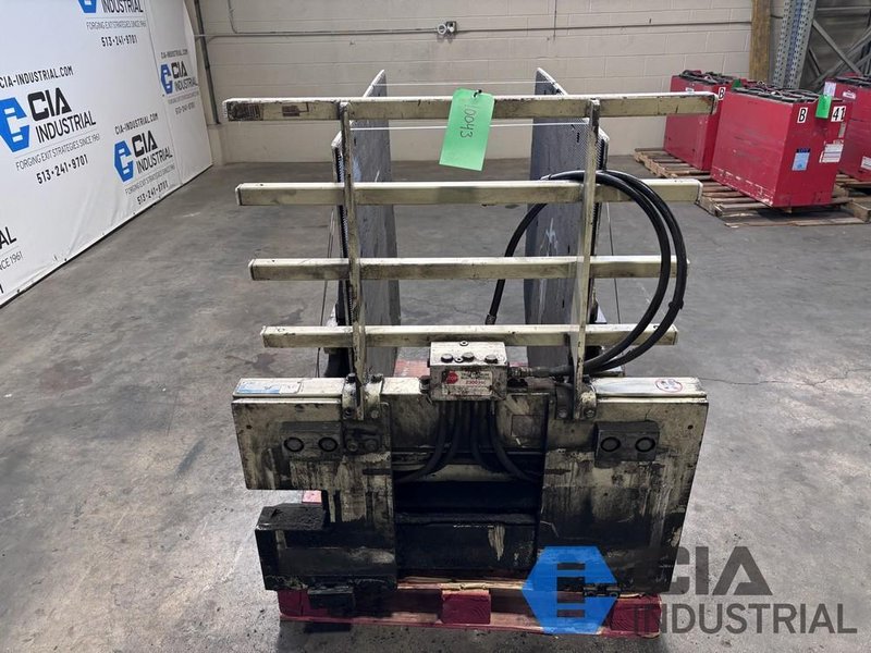 2,500 LB. CASCADE MODEL 25D-CCB-145 HYDRAULIC CARTON CLAMP