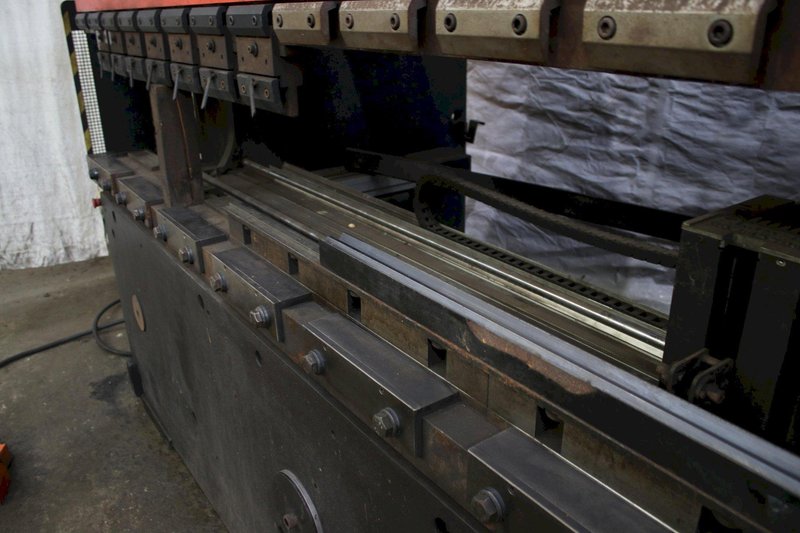 190 TON X 13'6" AMADA HYDRAULIC PRESS BRAKE: STOCK #76238