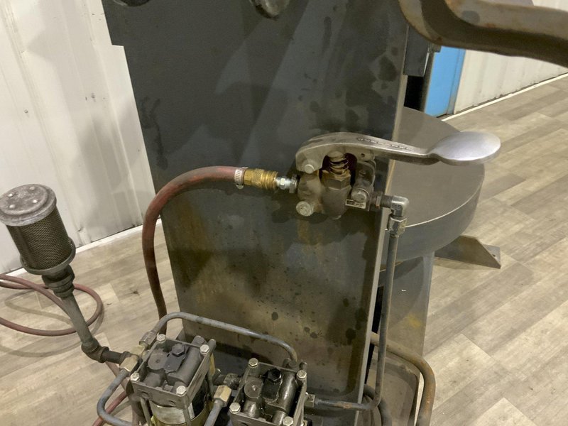150 TON DAKE MODEL 933587 AIR-POWERED HYDRAULIC TIRE PRESS: STOCK #81587