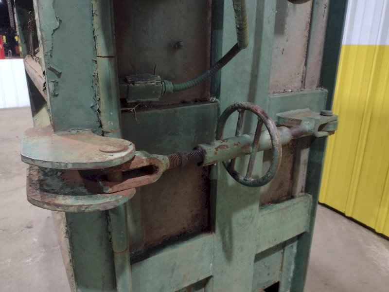 60" X 30" X 48" SELCO MODEL #V5-HD HYDRAULIC VERTICAL BALER: STOCK 17517