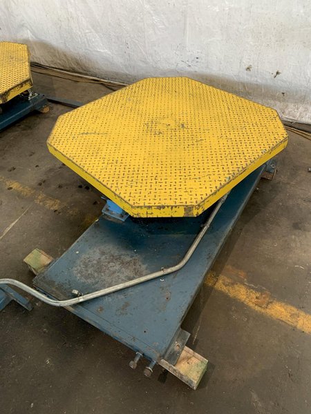 LANTECH V-SERIES DUAL TURNTABLE PALLET WRAPPER. STOCK # 0895024.