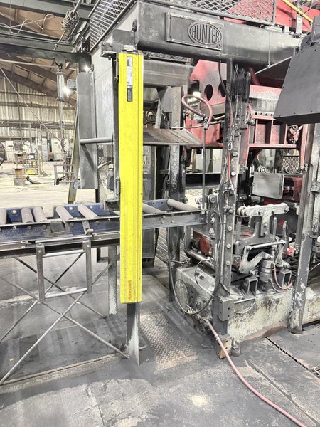 Hunter model hmp 20E shallow flask automatic molding machine s/n A97MPE1140 with light curtain, PLC controls, feed belt