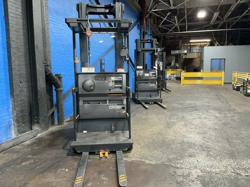 Crown 3000 Lbs Electric Order Picker - Sp3520-30