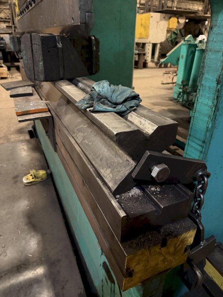 300 TON X 10' PACIFIC 300-10 HYDRAULIC PRESS BRAKE. STOCK #0432826